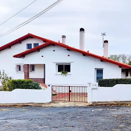 Maison Des Chenes 64 - Entire House With Heated Pool & Vila