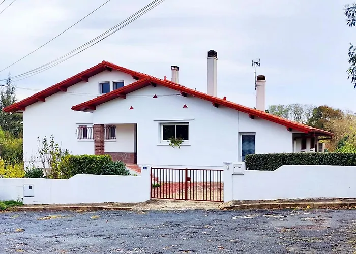 Maison Des Chenes 64 - Entire House With Heated Pool & Villa