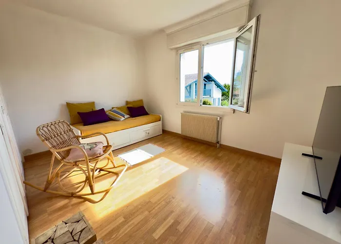 Maison Des Chenes 64 - Entire House With Heated Pool & Villa